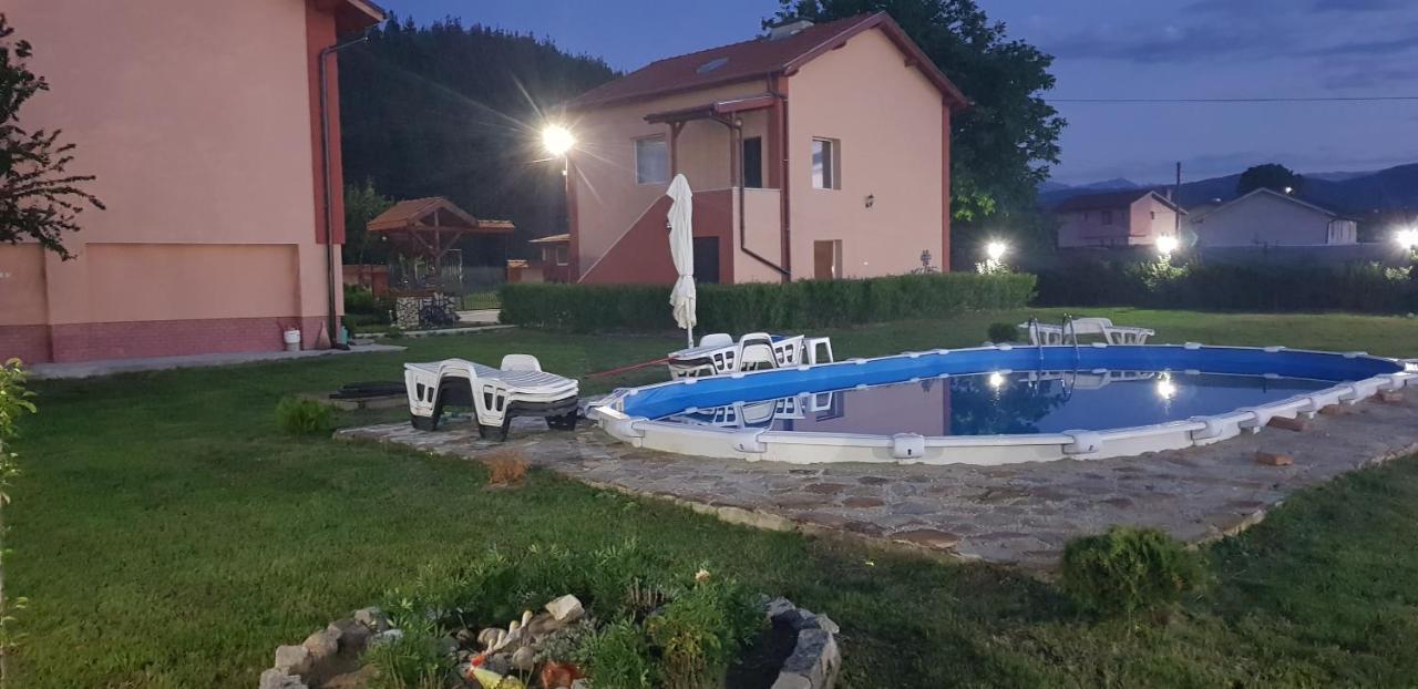 Къщи За Гости Ореха Samokov Esterno foto