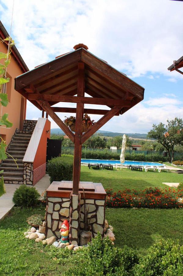 Къщи За Гости Ореха Samokov Esterno foto