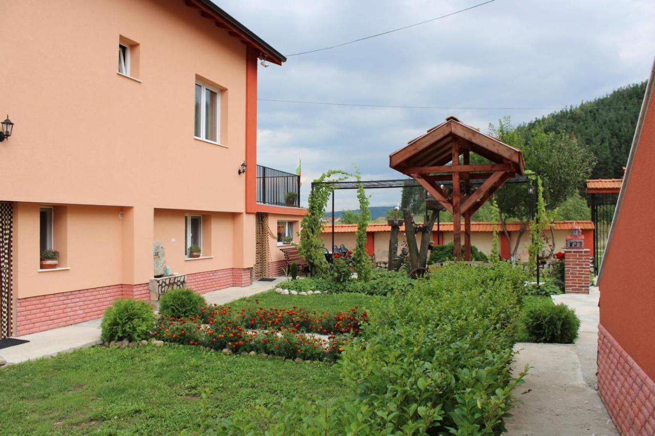 Къщи За Гости Ореха Samokov Esterno foto