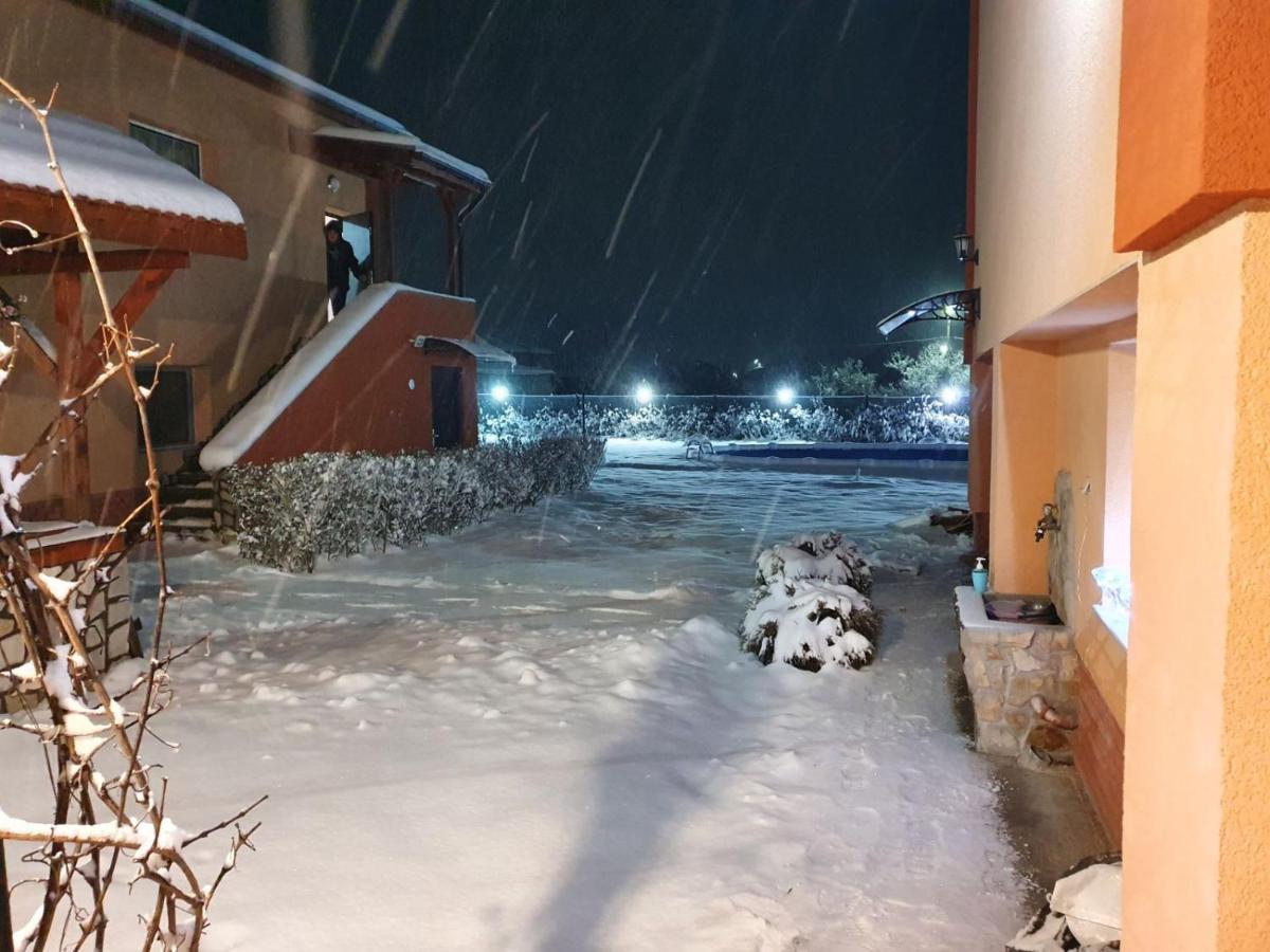 Къщи За Гости Ореха Samokov Esterno foto