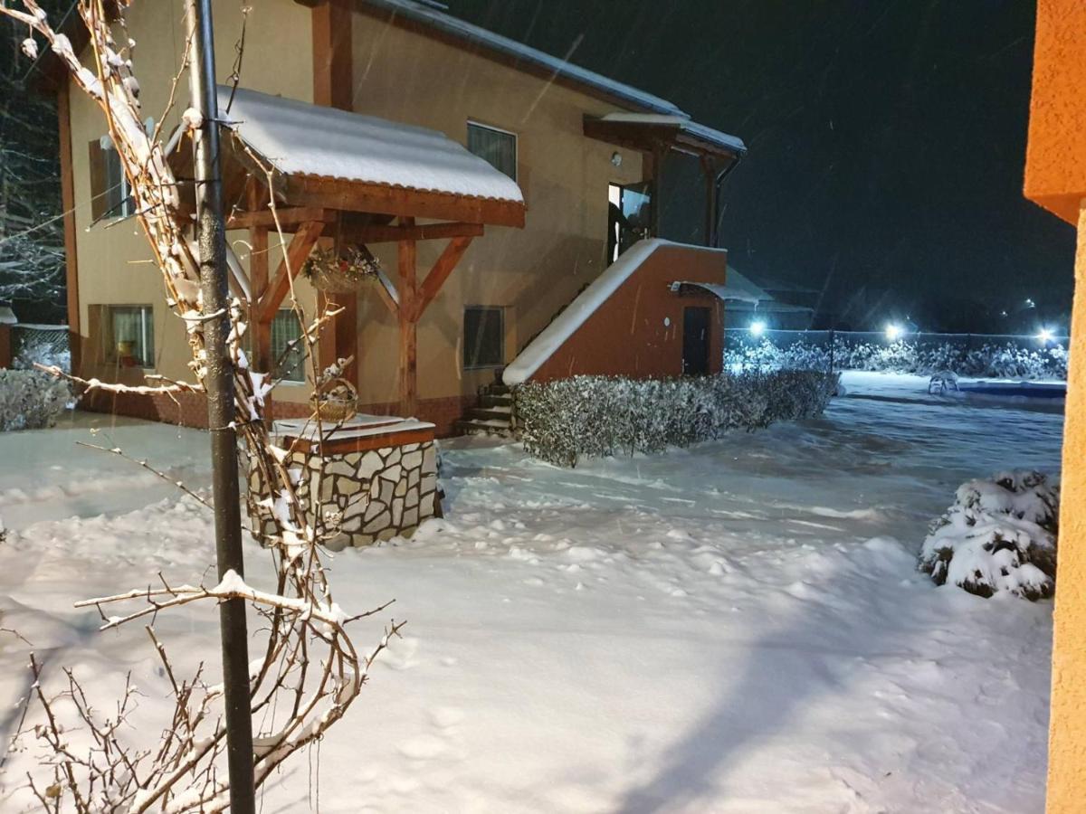 Къщи За Гости Ореха Samokov Esterno foto
