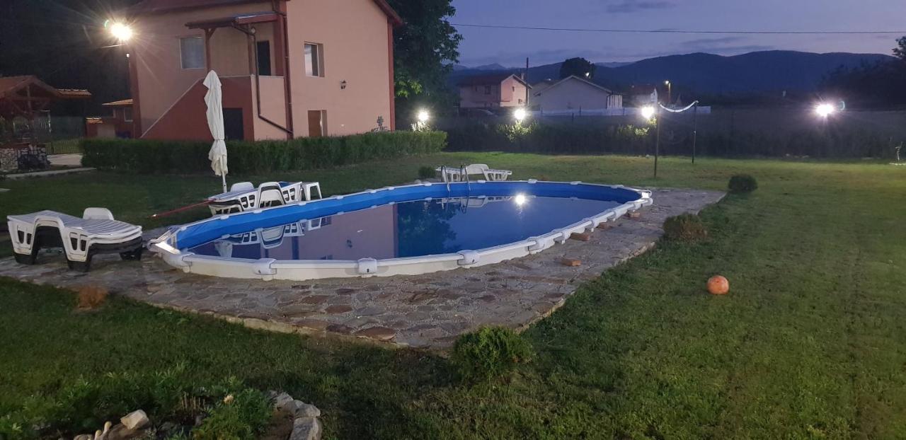 Къщи За Гости Ореха Samokov Esterno foto