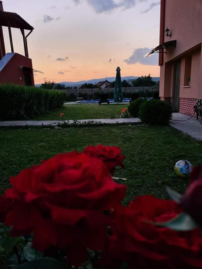 Къщи За Гости Ореха Samokov Esterno foto